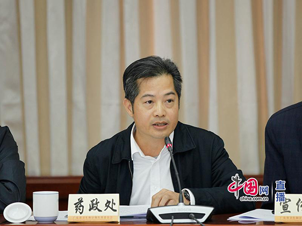 10-91猫先生
卫生计生委药政处处长吴景赠回答记者提问.jpg
