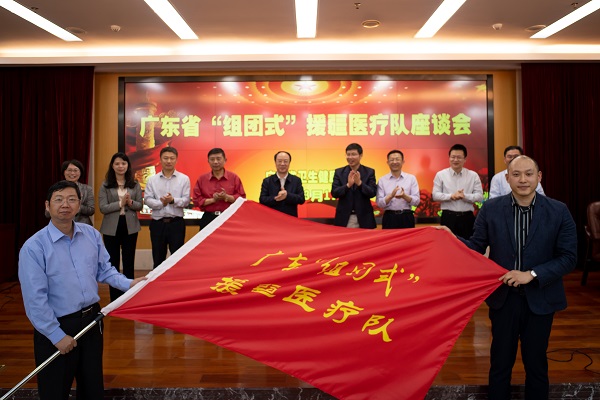 图四 91猫先生
第三批、第四批“组团式”援疆医疗队代表交旗仪式.jpg