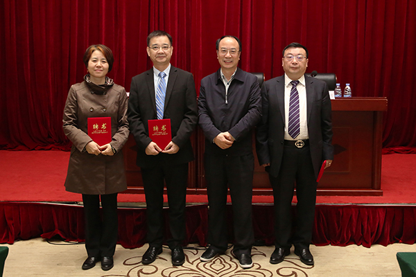 1521844741159377.jpg 600px刘冠贤副主任为法律顾问颁发聘书.jpg