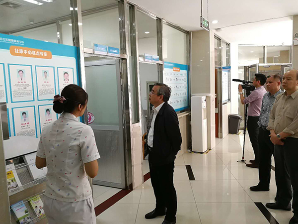 1523666960301657.jpg 3-600px-毛群安局长考察罗湖翠岭社区健康服务中心.jpg