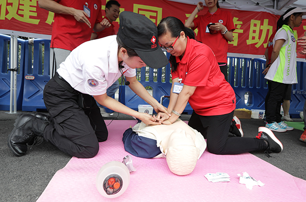 1526348633158958.jpg 600px-3-应急队员现场教学开展心肺复苏.jpg