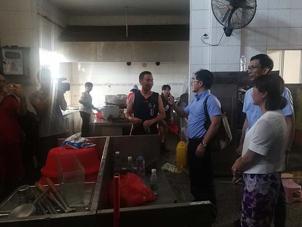 1538215968949555.jpg wf54in943us李灵辉_2.省卫生计生委应急办吴景赠主任到阳春市开展学校饭堂等重点地区督导.jpg